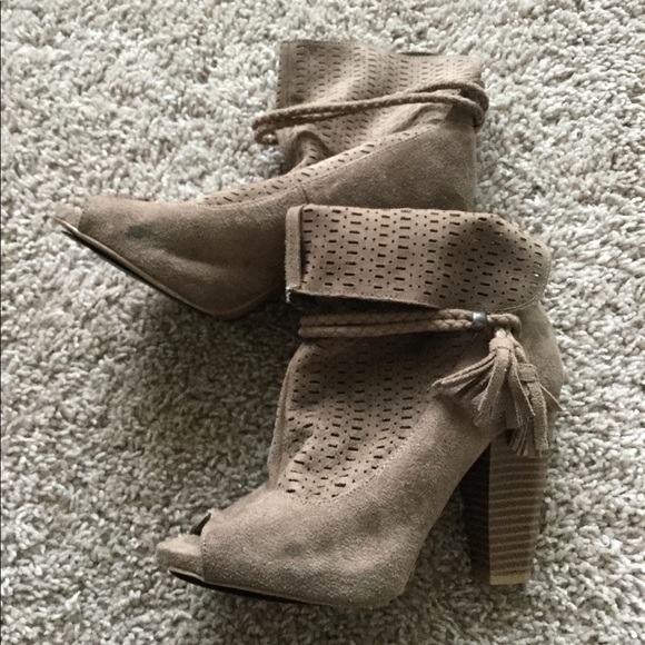 🔥🔥HOST PIC🔥🔥Tan heel/bootie with tassels - Picture 3 of 8